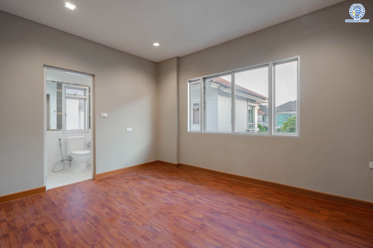 บ้านมือสองตกแต่งใหม่ โครงการ ไลฟ์บางกอกบูเลอวาร์ด ราชพฤกษ์-รัตนาธิเบศร์ เนื้อที่ 63 ตร.ว. ดีไซน์ตอบทุกไลฟ์สไตล์ ฟังก์ชัน 3 ห้องนอน 5 ห้องน้ำ 1 ห้องแม่บ้าน จอดรถได้ 2 คัน บนทำเลติดถนนราชพฤกษ์ ใกล้โรงเรียนเด่นหล้า  ห้าง Robinson Lifestyle Ratchaphruek เชื่อมต่อทุกเส้นทาง ใกล้รถไฟฟ้าสายสีชมพู "สถานีปากเกร็ด" และจุดขึ้นทางด่วน "ศรีรัช"